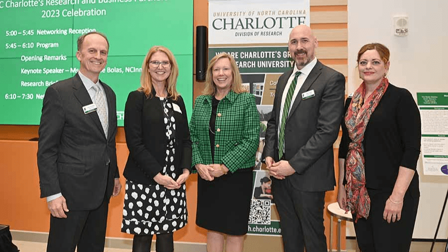 Photo of Chancellor and other faculty